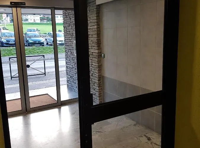 Grand Studio Dans Une Residence Prive Avec Une Cuisine Et Salle De Bain Separe Un Parking Gratuit Et Une Magnifique Vue Sur Les Montagness